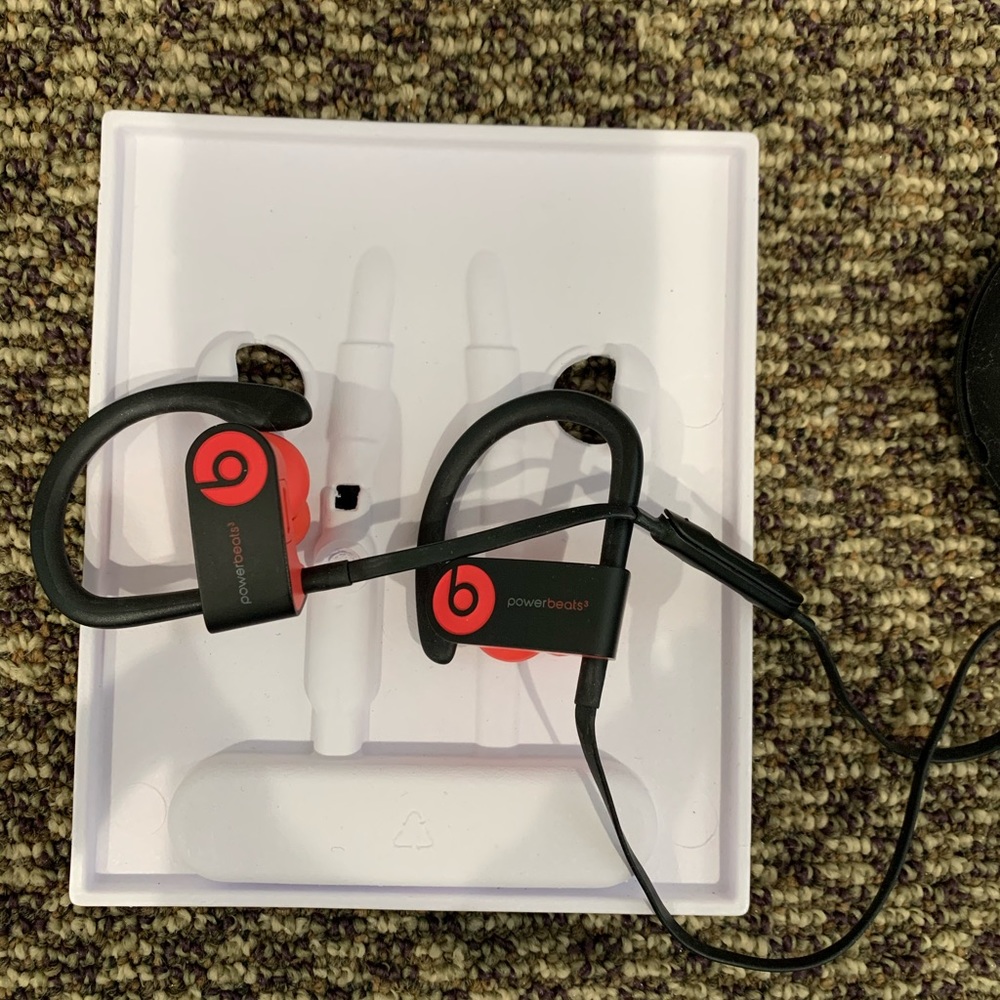 Beats Bluetooth headset. - Picture 2 of 3